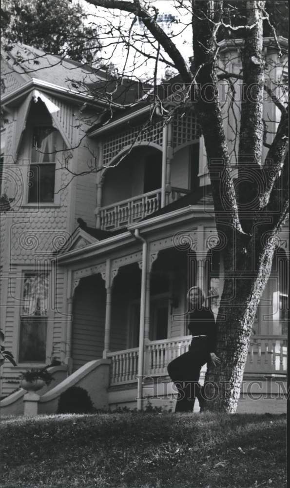 1978 Press Photo Justine Calvert in front of her Victorian Home, Warrior, Alabam - Historic Images