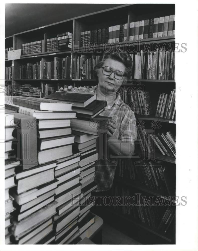 1981 Press Photo Assistant Librarian Sarah Wolford Works in Warrior, Alabama - Historic Images