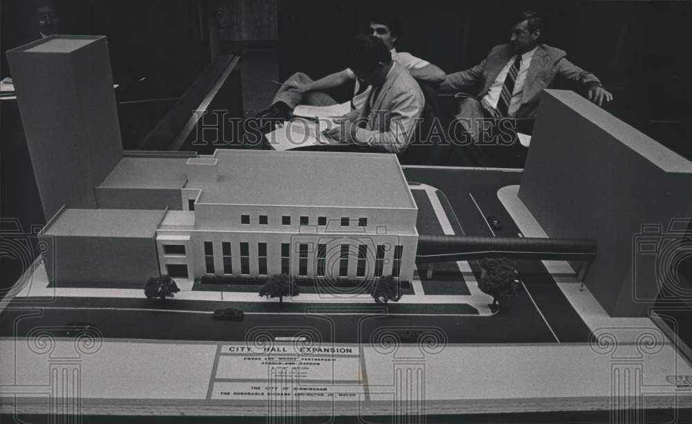 1983 Press Photo Model of Birmingham, Alabama&#39;s City Hall Addition - abna18657 - Historic Images