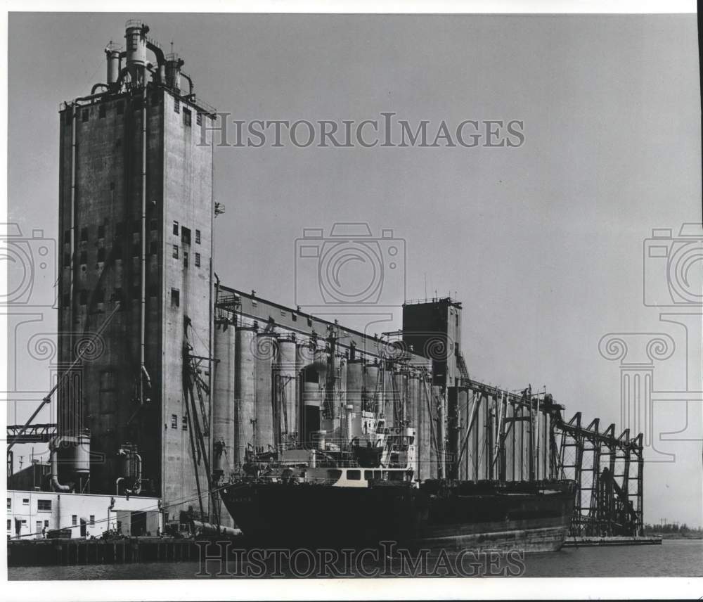 1980 Press Photo Grain elevator and boats, Alabama State Docks, Mobile, Alabama - Historic Images