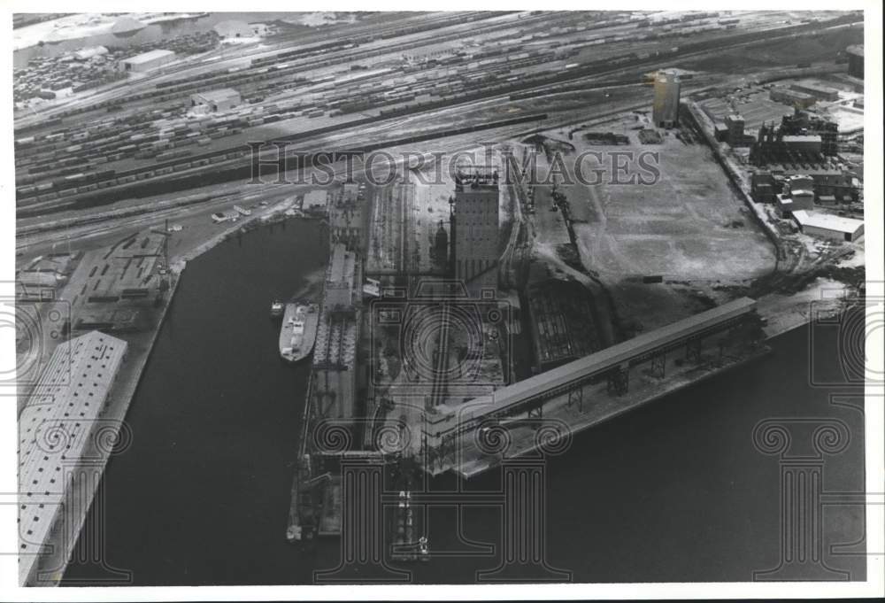 1984 Press Photo Grain elevator, Alabama State Docks, Mobile, Alabama - Historic Images