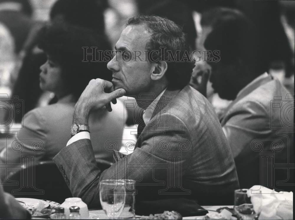 1982 Press Photo Congress candidate Ben Erdreich listening at meeting - Historic Images