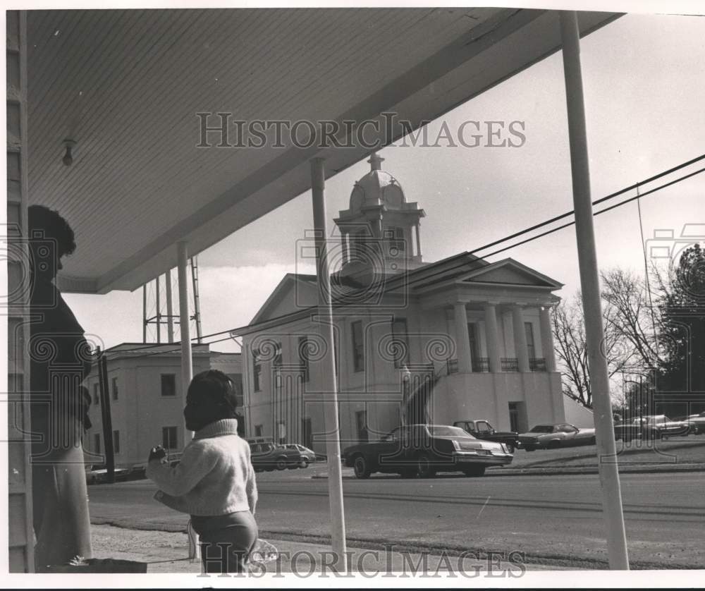 1984 Press Photo Woman and child on city street, Hayneville, Alabama - abna18704 - Historic Images