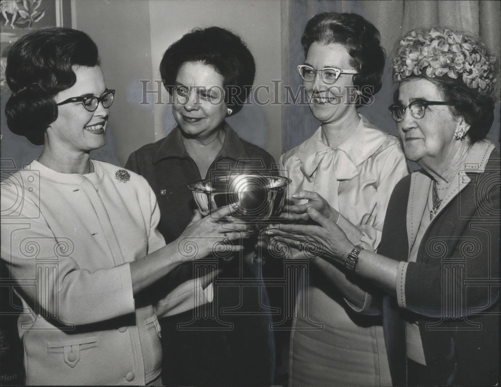 1966 Press Photo Clubwomen hold bowl during their voter registration - Historic Images