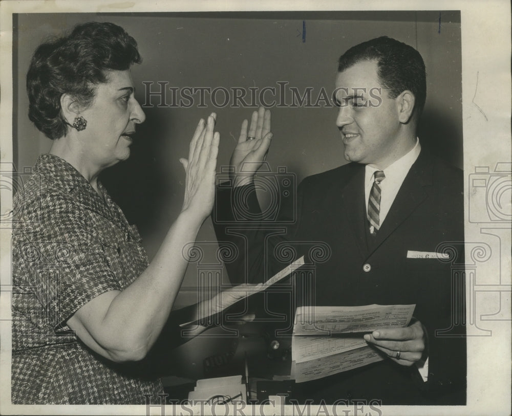 1963 Press Photo Court reporter Carmen Zegarelli swears in with Mary Tortorici - Historic Images