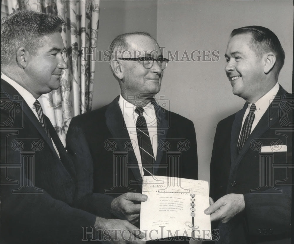 1961 Press Photo Dr. Leslie Wright Accepts Plantation Pipe Line Foundation Grant - Historic Images