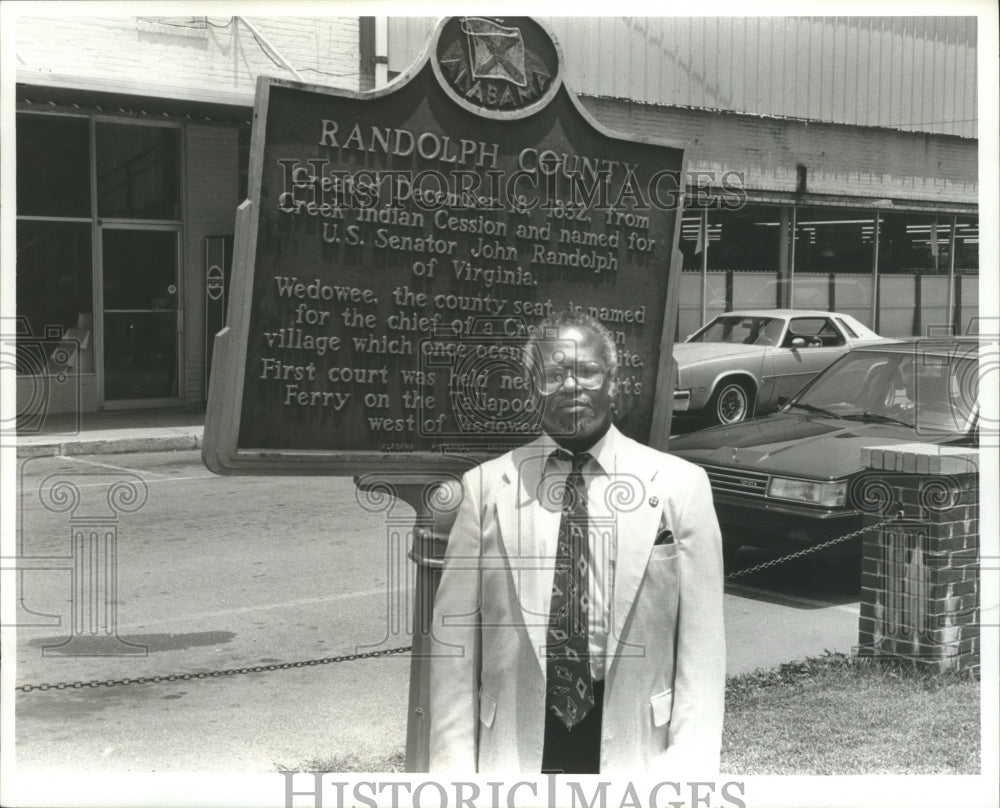 Press Photo Lathonia Wright stands in front of John Randolph plague in Alabama - Historic Images