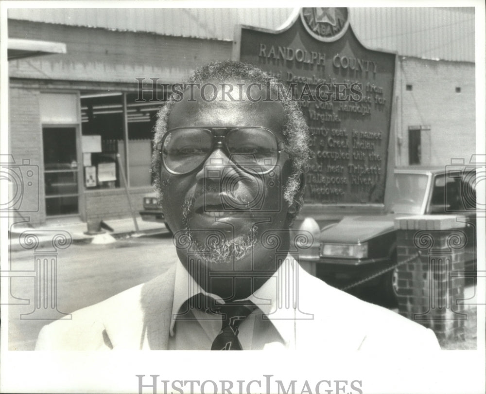 Press Photo Lathonia Wright talks in front of Randolph County plaque in Alabama - Historic Images