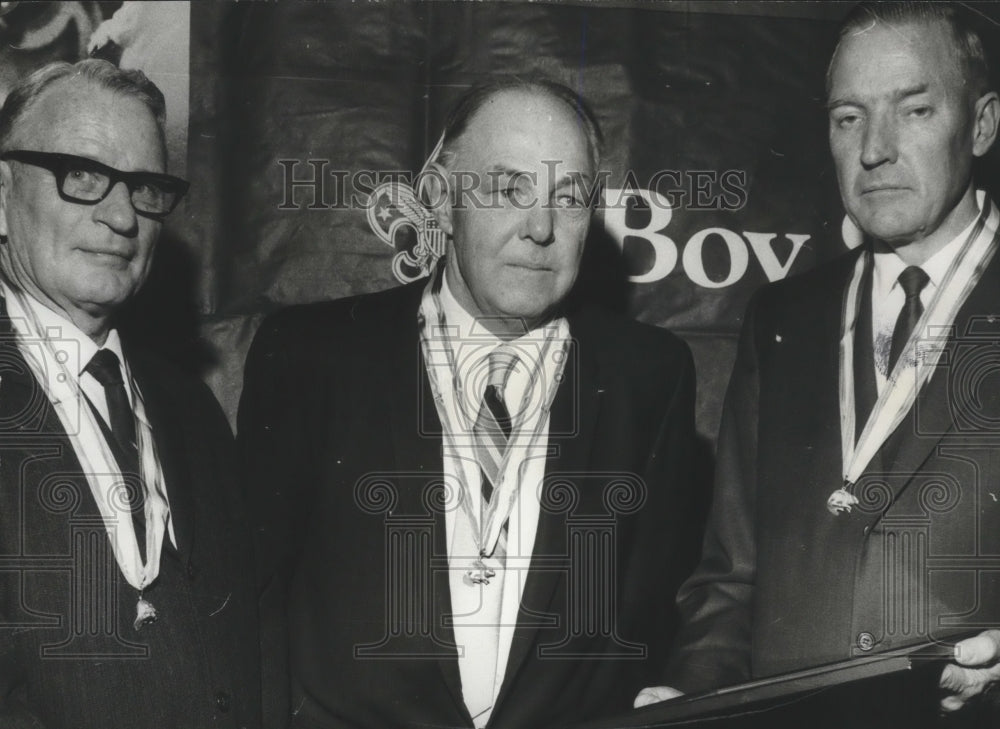 1969 Press Photo Alabama Civic leaders receive scouting awards, Alabama - Historic Images