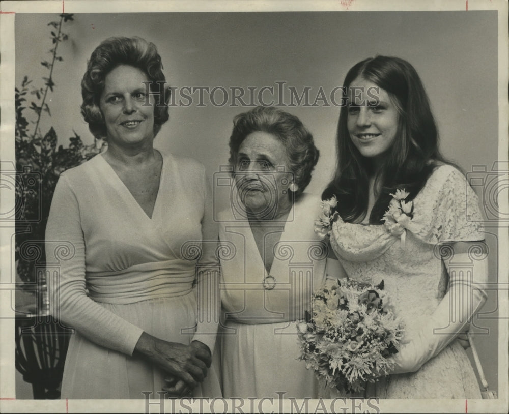 1973 Press Photo Ball of Roses Virginia Woolverton, honored at tea - abna18836 - Historic Images