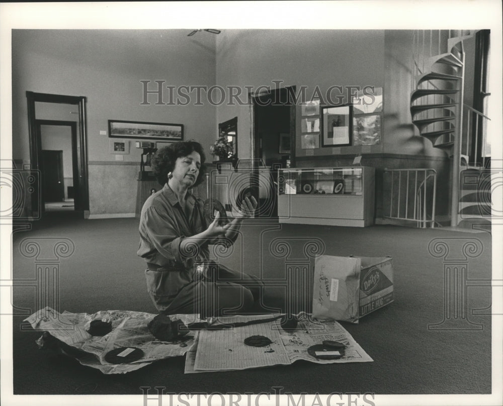 1985 Press Photo Bessemer Hall of History - Jane Mulkin, Confederate Artifacts - Historic Images