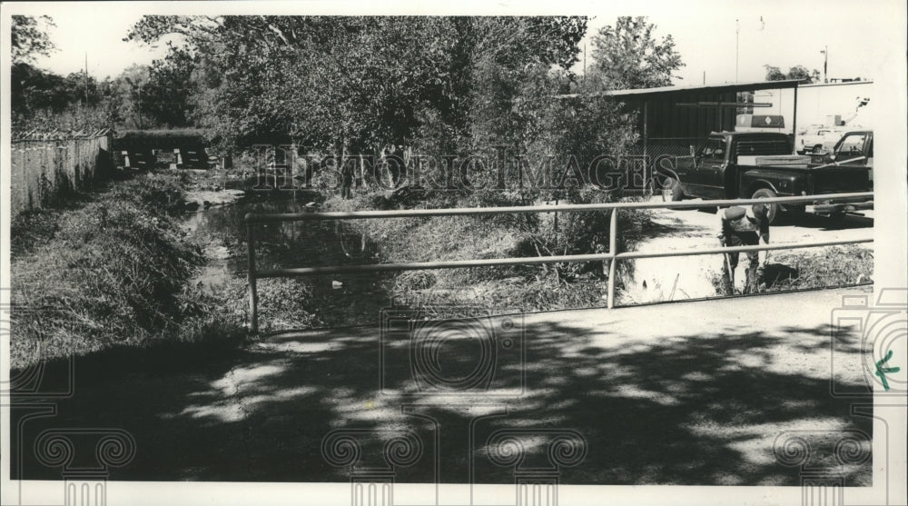 1988, Bessemer, Alabama - City Workers Clean Hall Creek - abna18861 - Historic Images