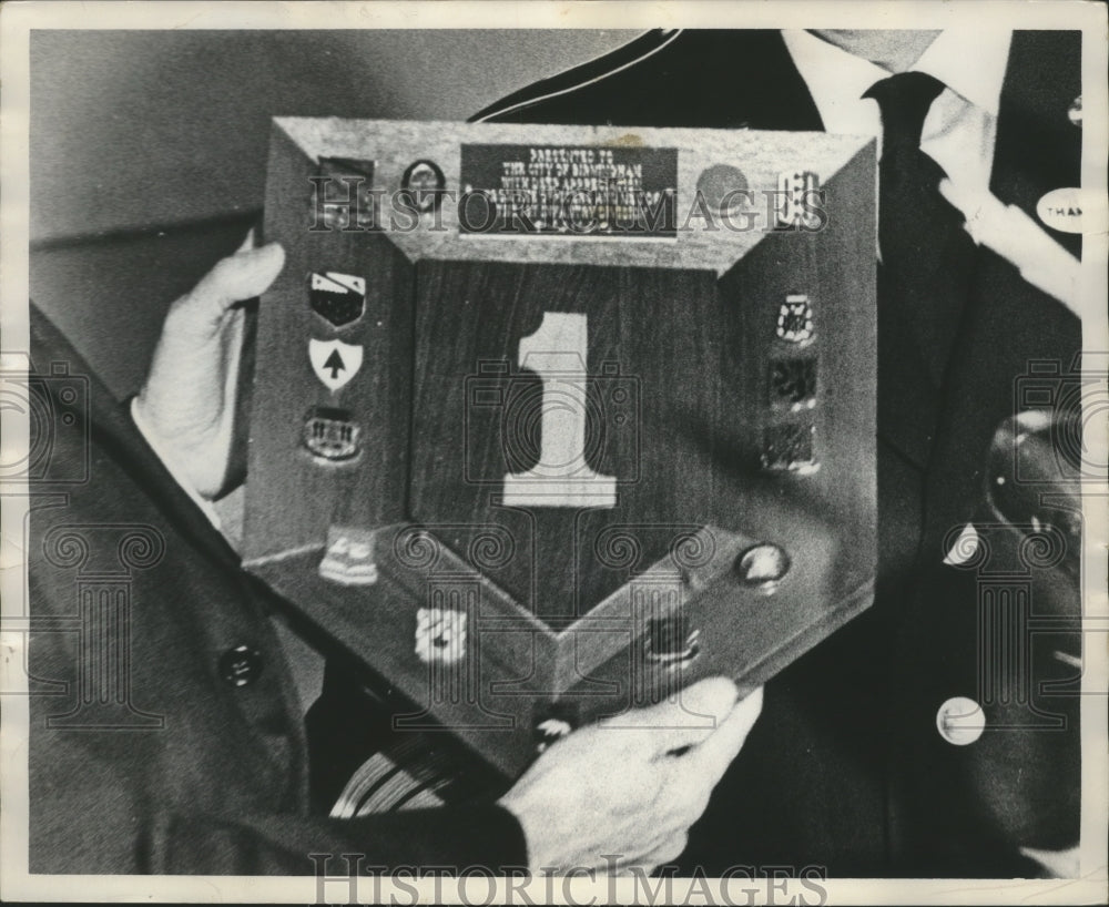 1965 Press Photo Sergeant Major William Wooldridge holds plaque for Birmingham-Historic Images