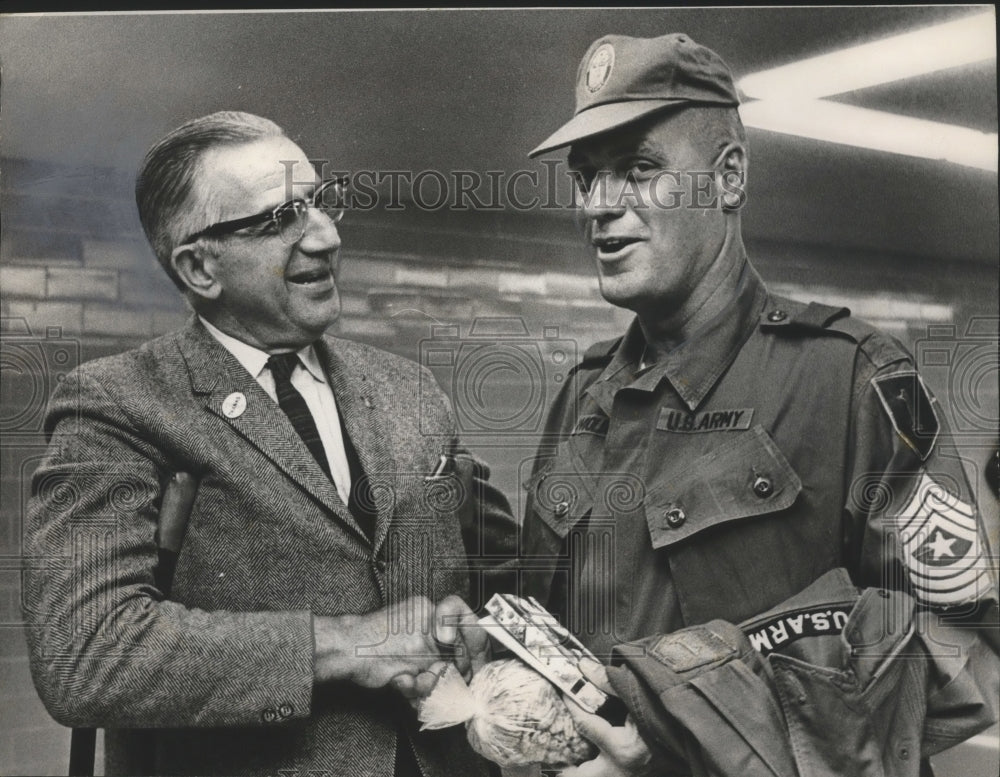 1965 Press Photo Rev. Jimmy Cantrell gives gift to Sgt. Maj. Wooldridge - Historic Images