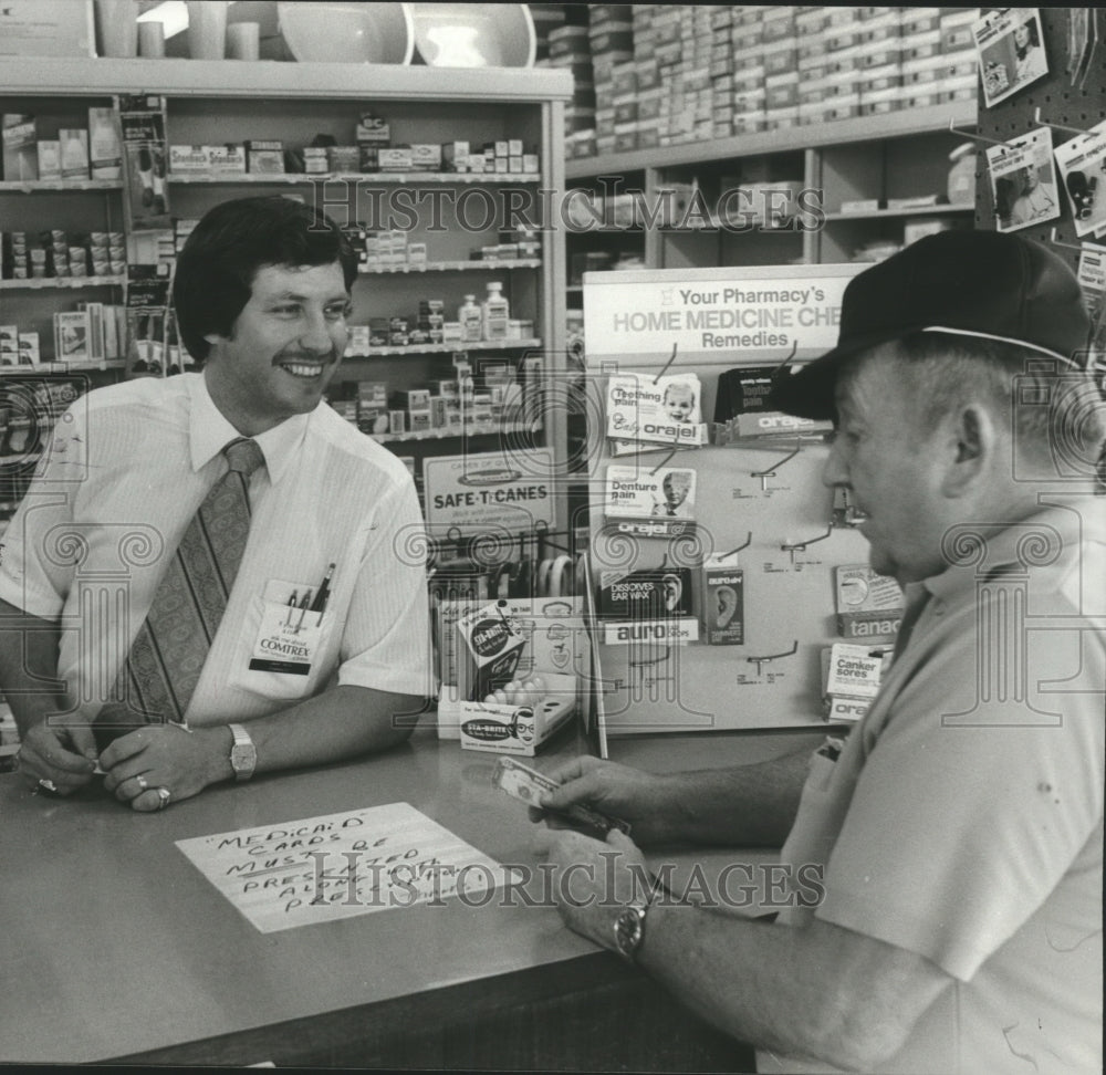 1981 Press Photo Woodlawn Merchant Chats with Patron - abna18900 - Historic Images