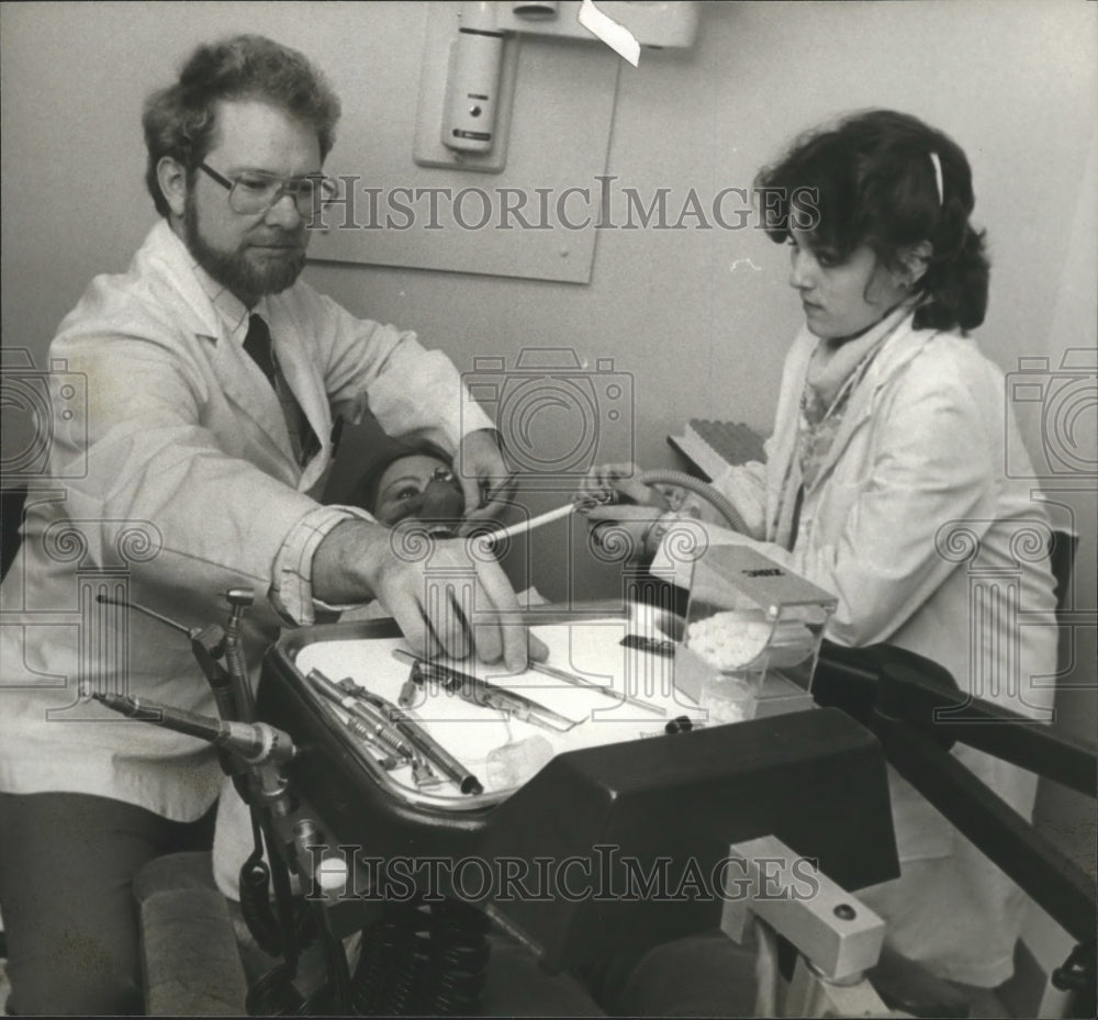 1979 Press Photo Dentist Dr. David Yarbrough With Assistant and Patient - Historic Images