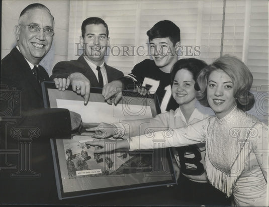 1964 Press Photo Berry High School Students & Faculty Point to Construction Site - Historic Images