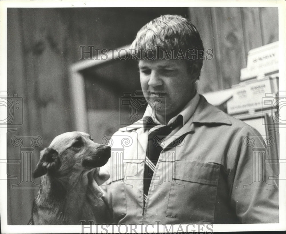 1982 Press Photo Veterinarian Dr. Charles Young and dog - abna18971 - Historic Images