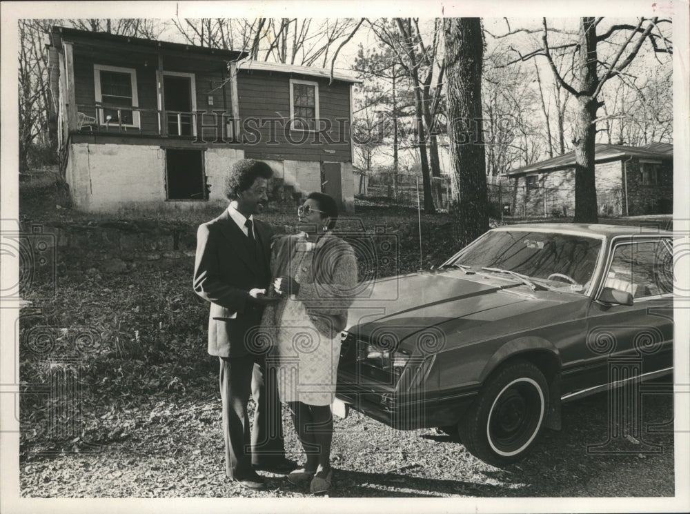 1988 Cleveland and Ethel Yelder in front of home. - Historic Images