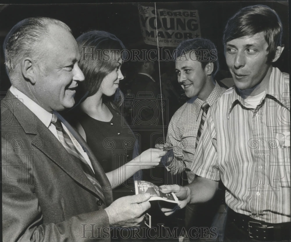 1971, Henry Yessick campaigns for Birmingham mayor - abna18978 - Historic Images