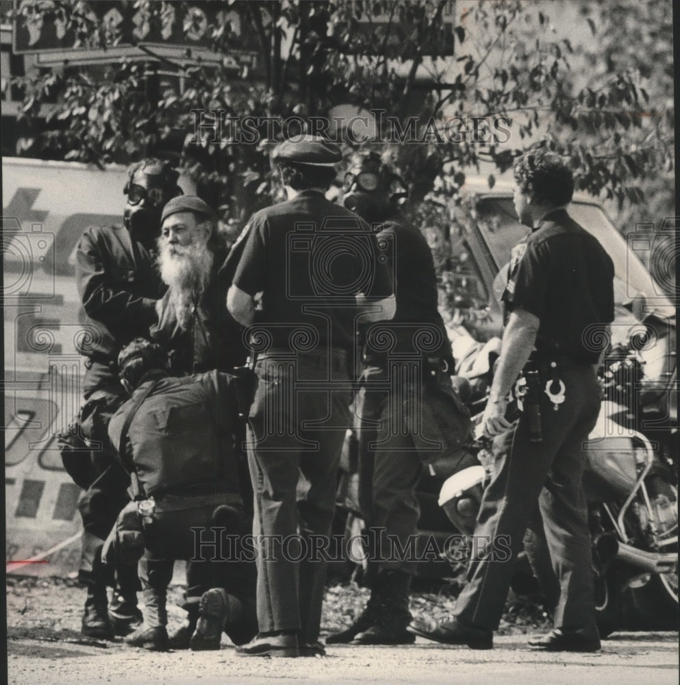 1983 Press Photo J. H. Yessick surrounded by police - abna18983 - Historic Images