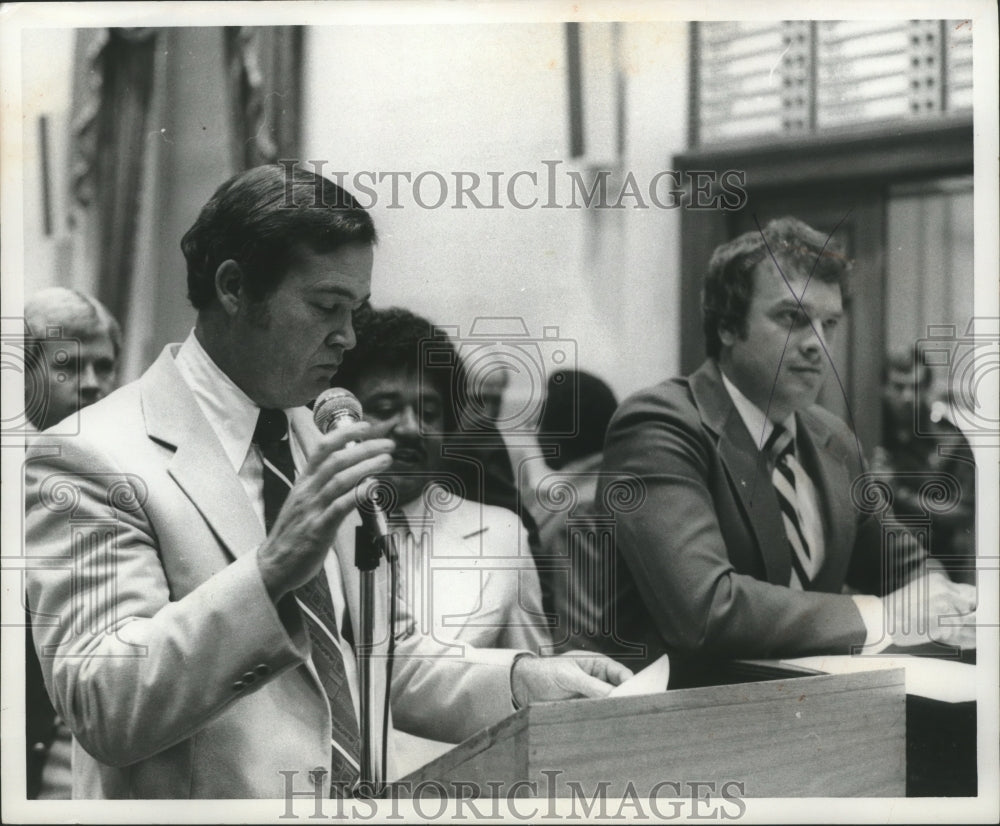 1981, Representatives Jaro Waggoner and Alvin Holmes speak in session - Historic Images