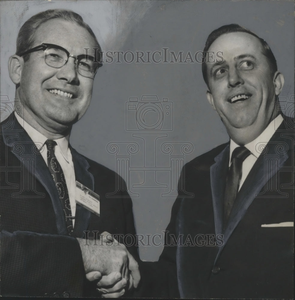 1961 Press Photo William C. Younger, Willard Livingston shaking hands - Historic Images