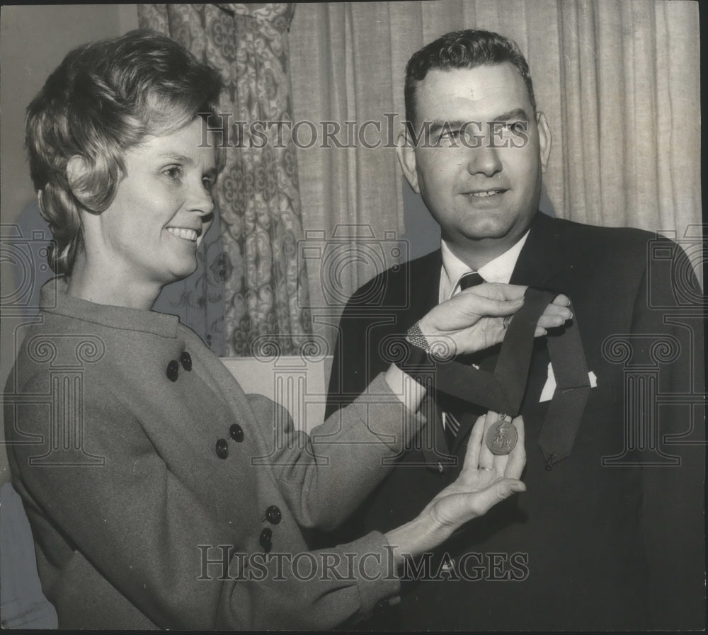 1970 Press Photo Alabama Scribblers, Mrs. John Schuler presents medal, J. Woods - Historic Images