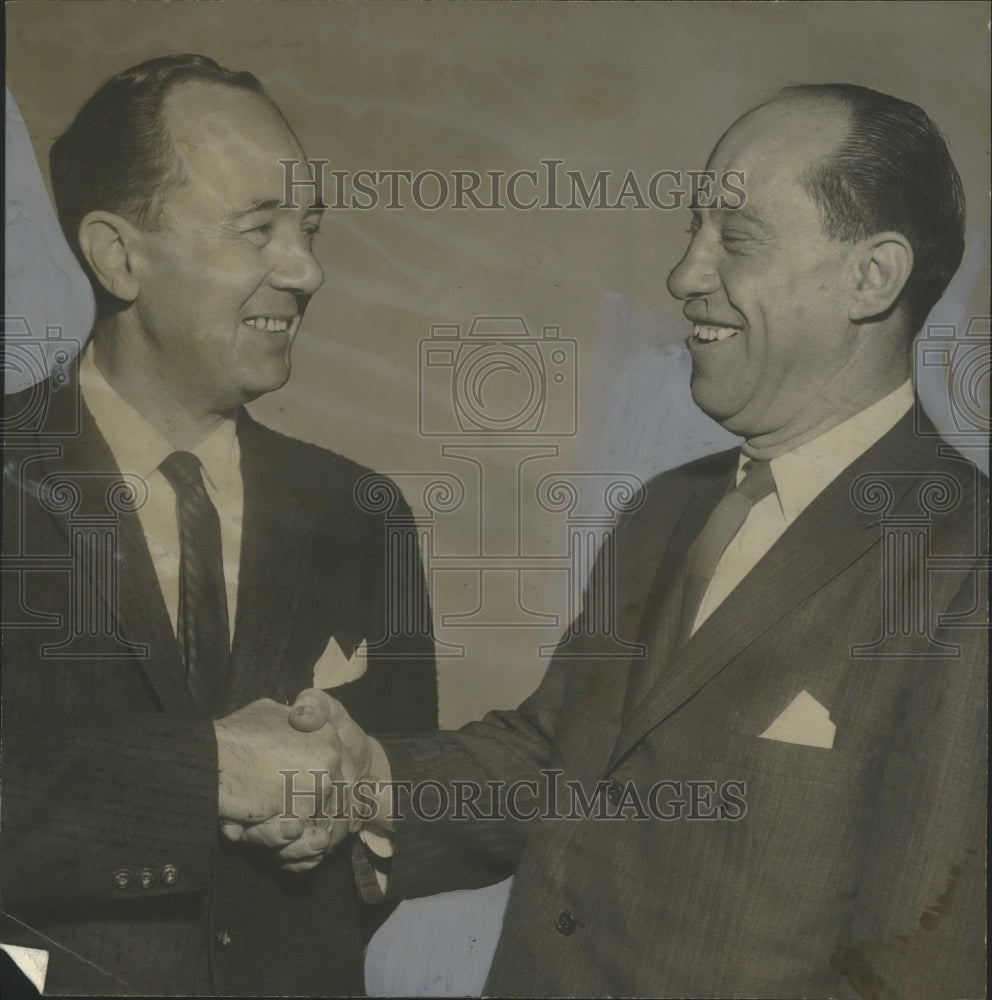 1961 Press Photo Holiday Inn owner Jules Wablok with Manager Louis Woods - Historic Images