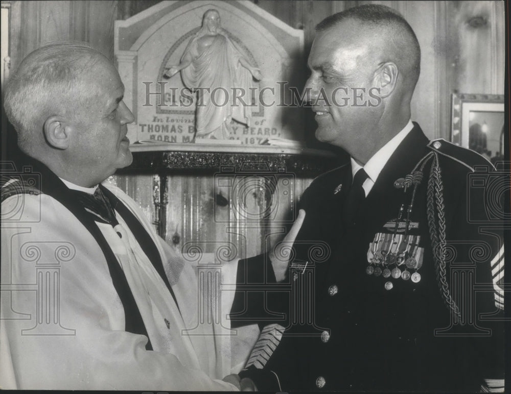 1965 Press Photo Sgt. Maj. William Wooldridge Lights Peace Candle at Church - Historic Images