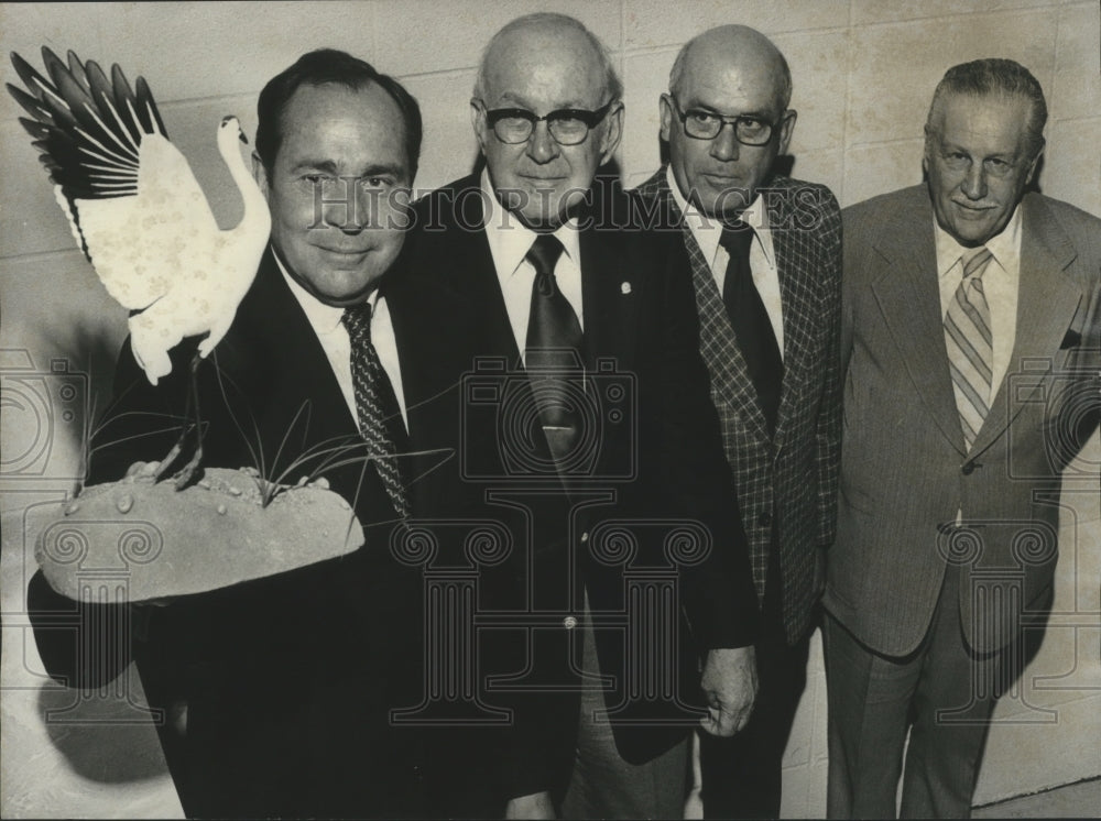 1976 Jack Warren of Gulf States Paper Corporation admires trophy - Historic Images