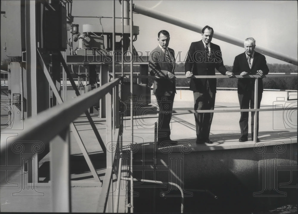1975 Jack Warner of Gulf States Paper tour pollution control plant-Historic Images