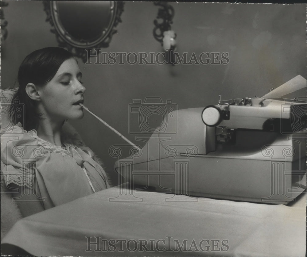 1973 Press Photo Barbara Vardaman, quadriplegic, types using a stick - abna19138 - Historic Images