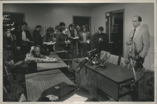 1989, FBI Special Agent Tom Moore at Mount Brook press conference - Historic Images