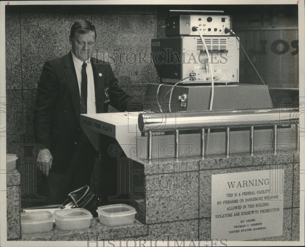 1989 Federal Marshalls agent checks scanner at Birmingham courthouse - Historic Images