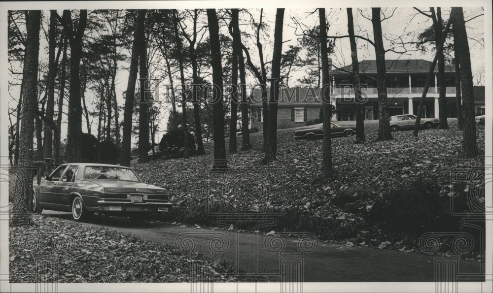 1989 Judge Robert Vance's home on Shook Hill Road guarded by police - Historic Images
