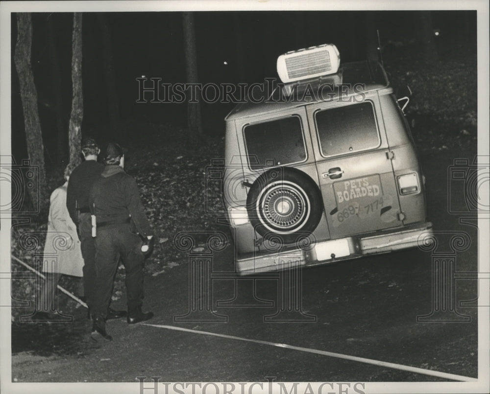 1989 &quot;Pets Boarded&quot; van enters Judge Wright Vance home driveway - Historic Images