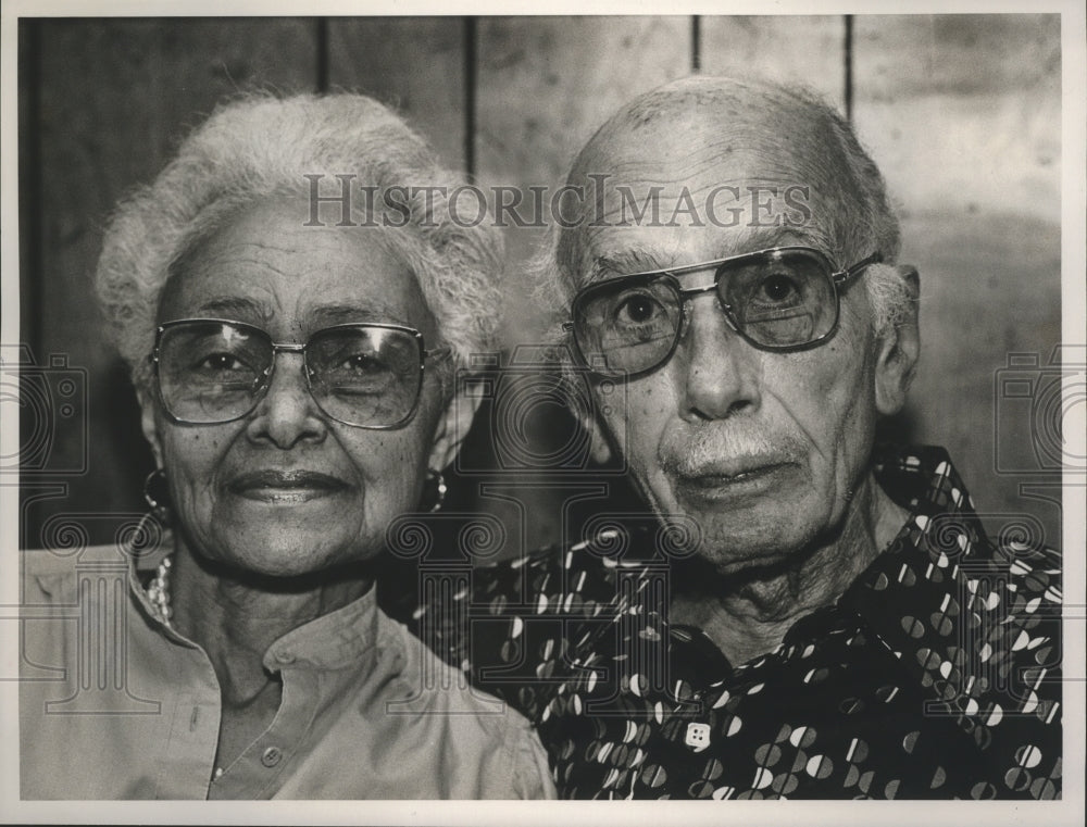 1989 Retiring Professors Drs. Emma and Saunders Walker Receive Award - Historic Images