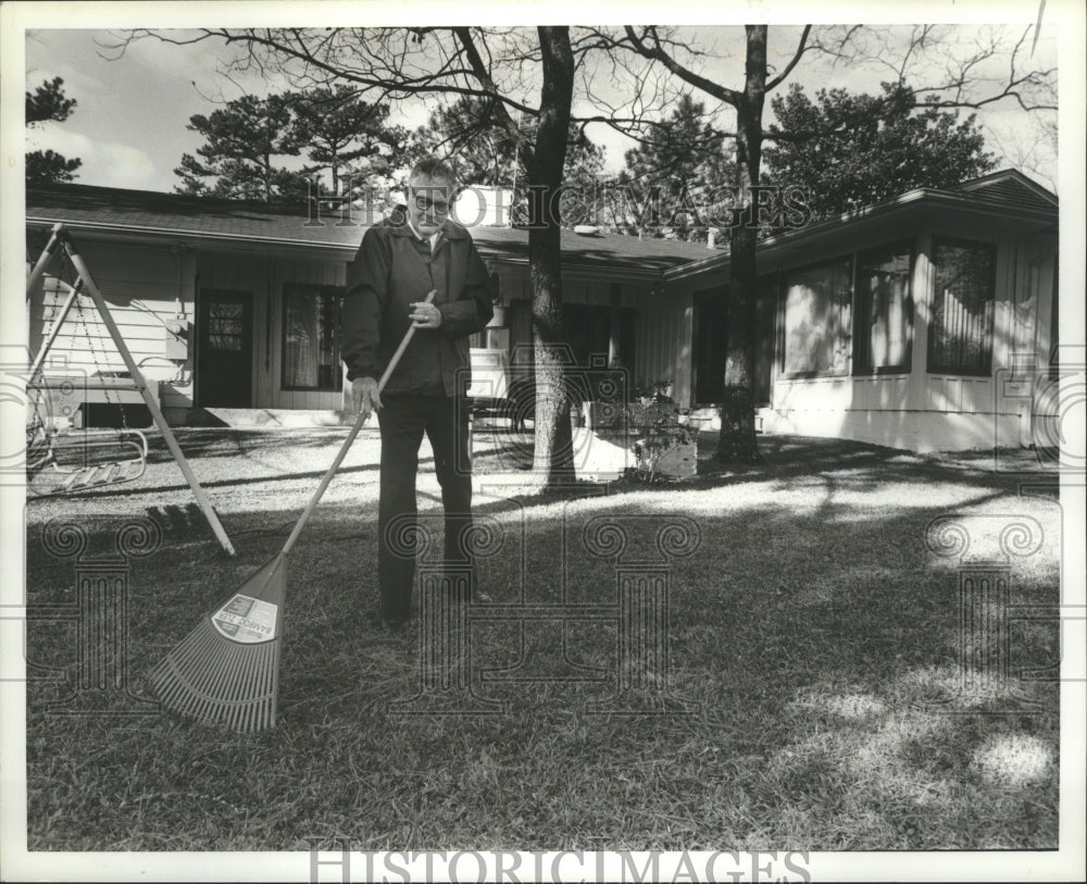 1981 Press Photo William R. Vance, Retired Federal Judge, Enjoys Free Time - Historic Images