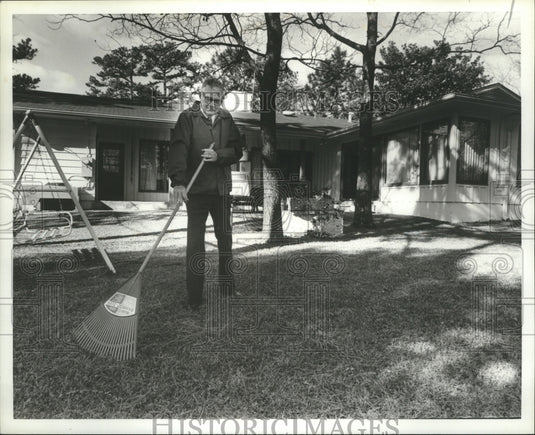1981 Press Photo William R. Vance, Retired Federal Judge, Enjoys Free Time - Historic Images