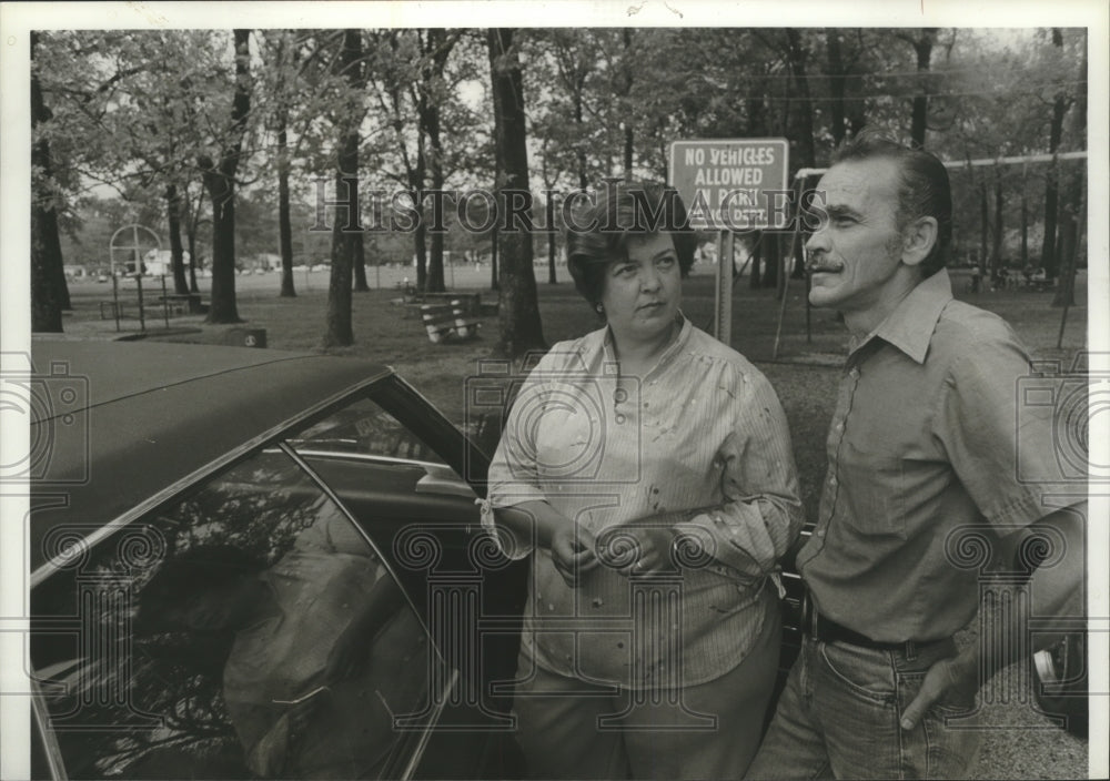 1980 Press Photo Mr. &amp; Ms. Jack Walker, Korea Veteran and Wife Stand by Car - Historic Images