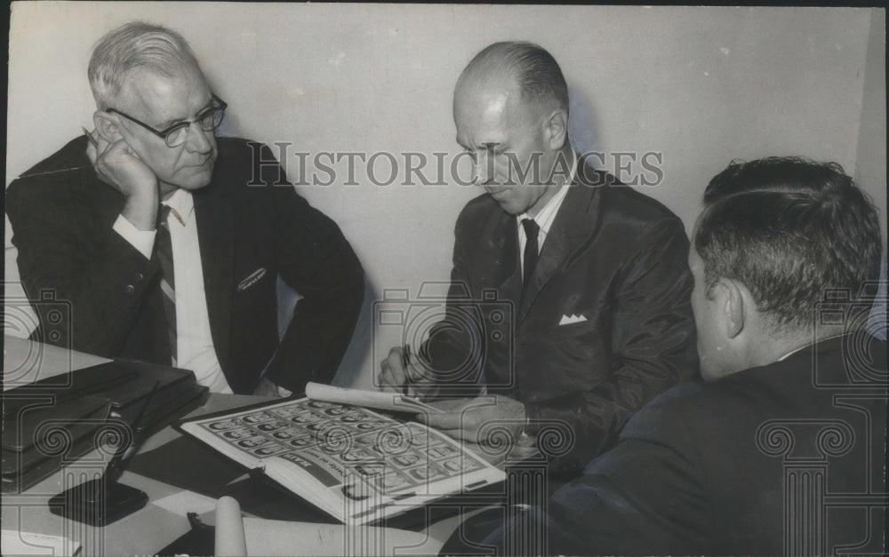 1967 Press Photo Doctor Robert C. Vansword, Educator, with unidentified persons - Historic Images