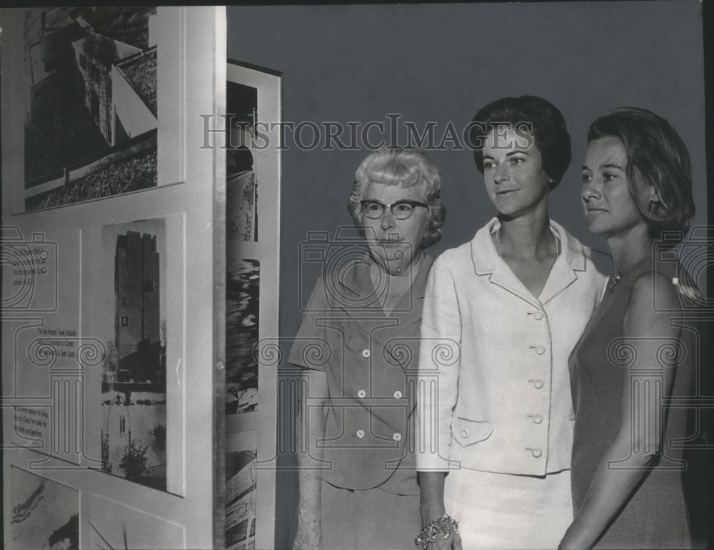 1966, Vera Wilson, Mrs. Hoffman &amp; Mrs. Percy of Birmingham Art Museum - Historic Images