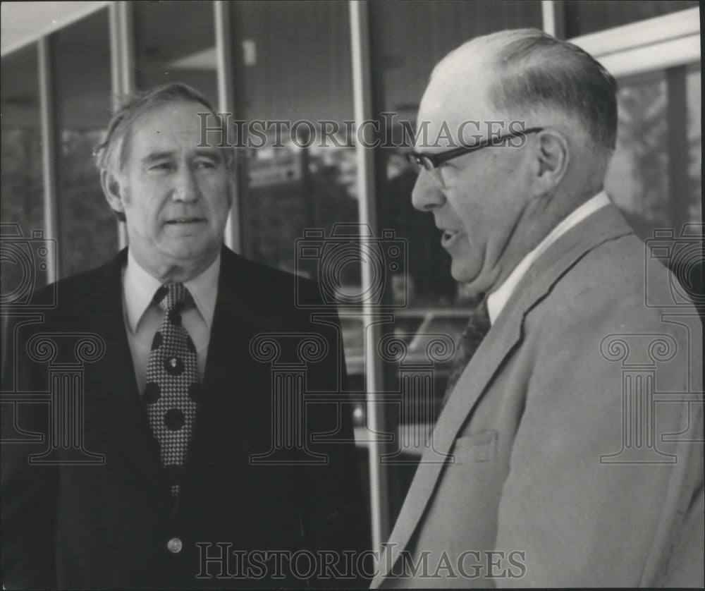 1976 Sherriff Walker hears from bank official about crime scene - Historic Images