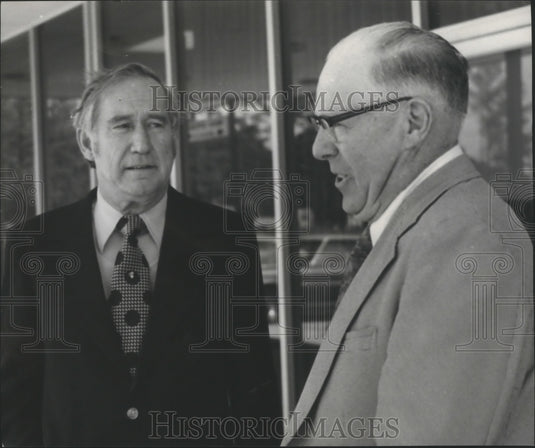 1976 Sherriff Walker hears from bank official about crime scene - Historic Images