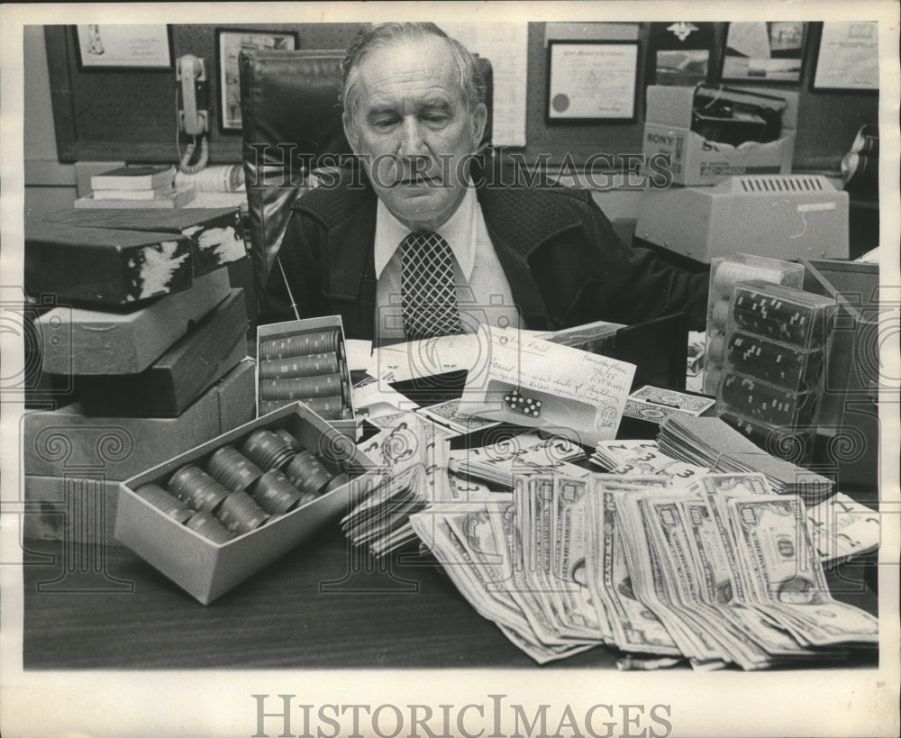 1975 Press Photo Sheriff C.P. Walker at his Shelby County desk - abna19217 - Historic Images