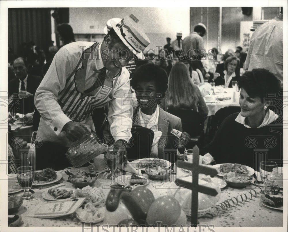 1985 Press Photo Mayor Arrington serves at Lung Association fund raiser Alabama - Historic Images