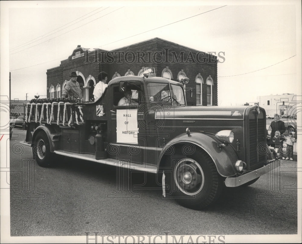 1987 Antique Fire truck in Centennial Christmas Parade, Bessemer - Historic Images