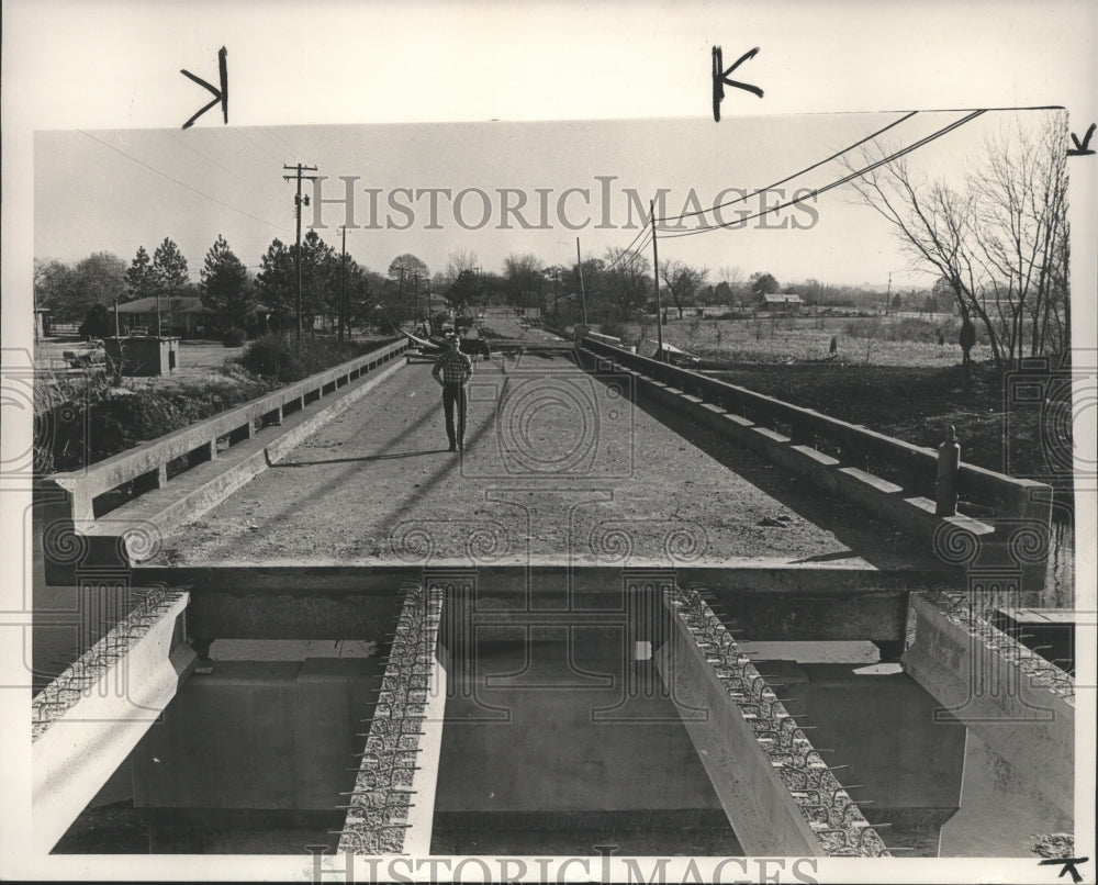 1985 Valley Creek bridge under construction near Bessemer, Alabama - Historic Images