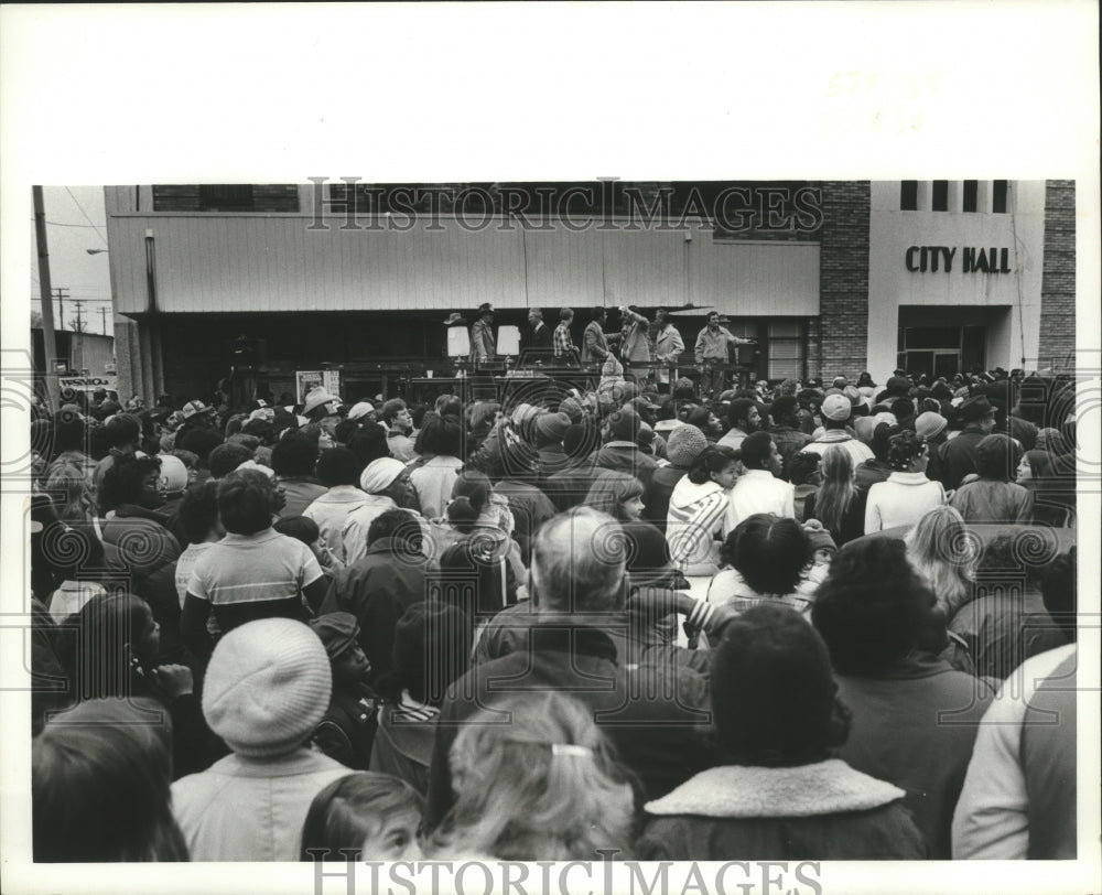 1982 Crowd at Trade Day Dollars auction in Bessemer, Alabama - Historic Images